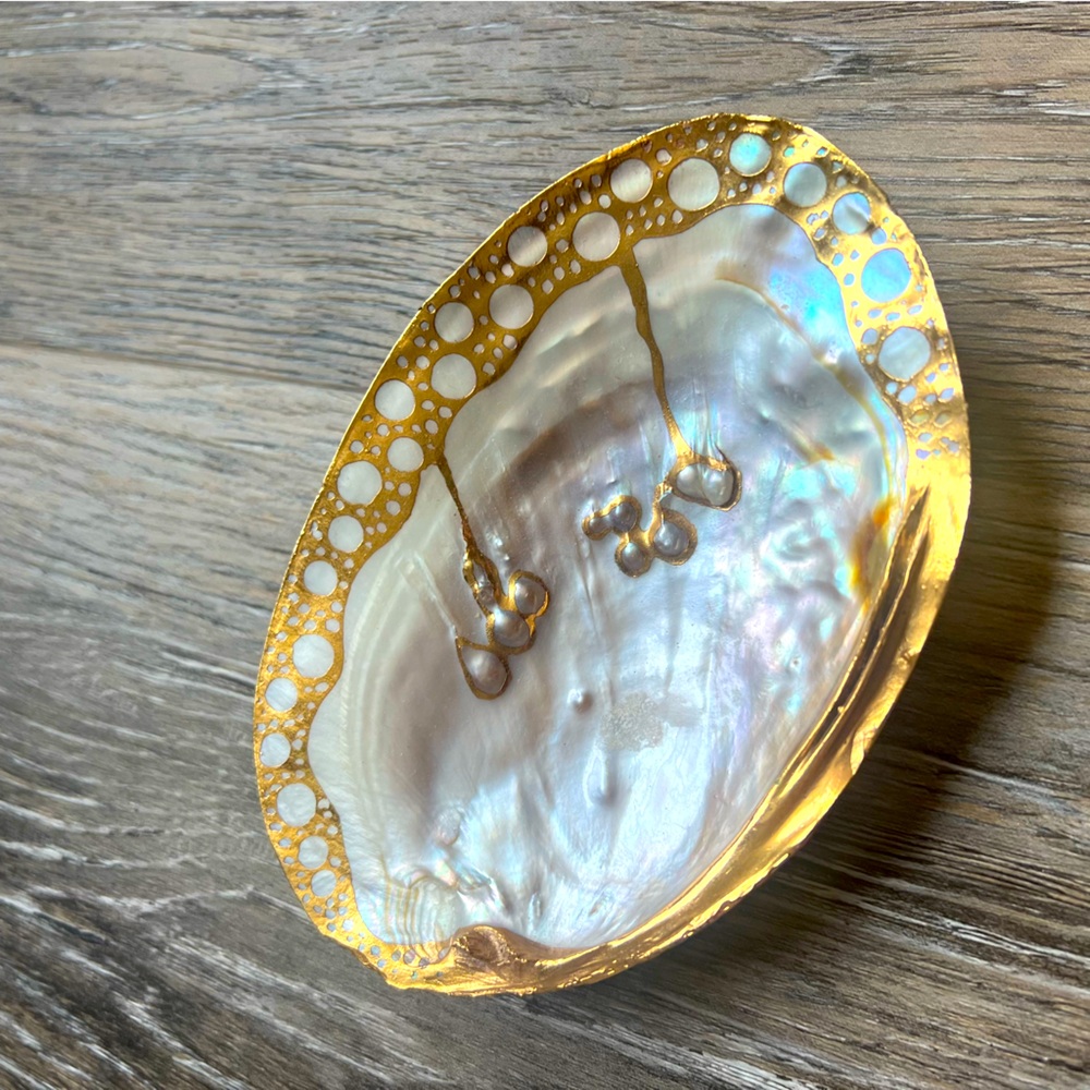Pearlescent/ iridescent / oyster style jewelry or soap dish